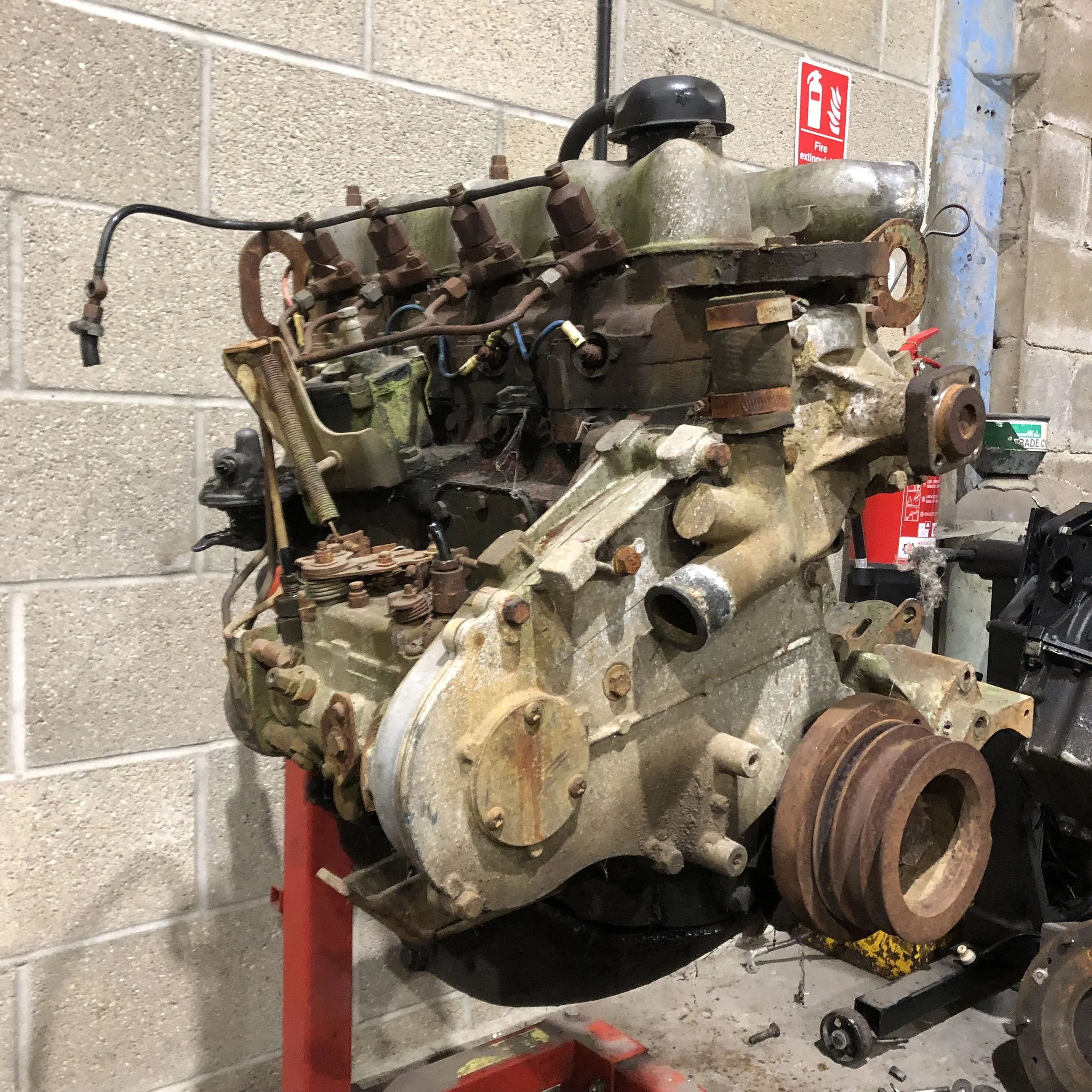 The engine was unsurprisingly not looking too well. so we will strip it and see what we find. 