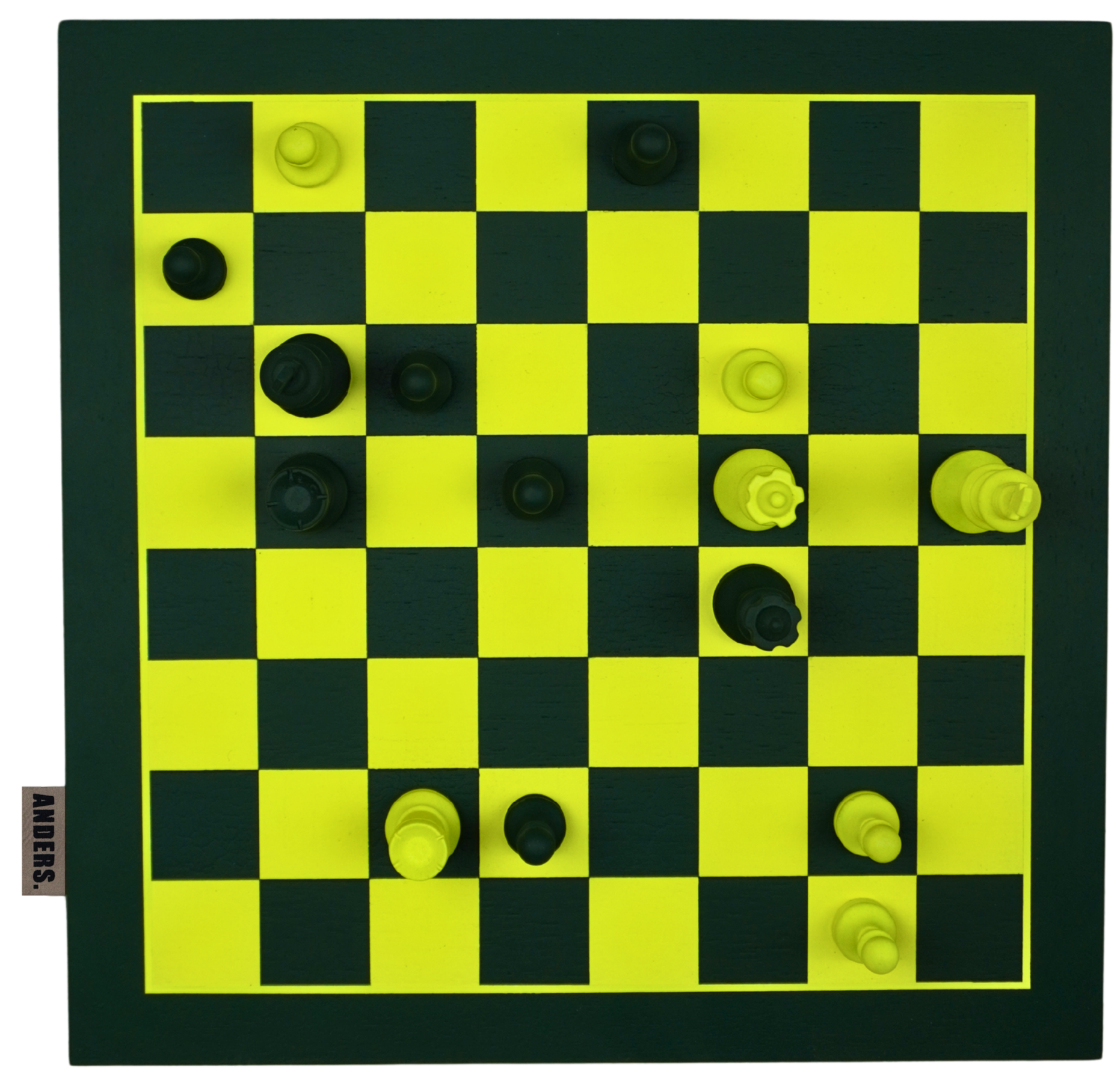 Schachbrett in Gelb und Grün mit Schachfiguren in Grün und Gelb, die auf dem Brett positioniert sind. UNIKAT