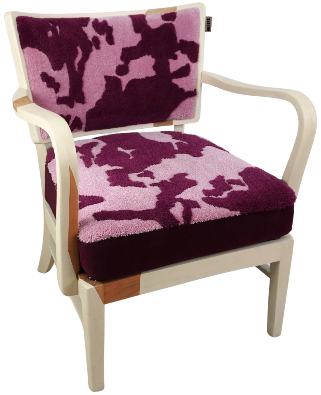 Ein Holzsessel mit gepolsterten Sitz und Rückenlehne, die mit pink- und dunkelrotfarbenem Stoff im Kartografiemuster bezogen sind. UNIKAT