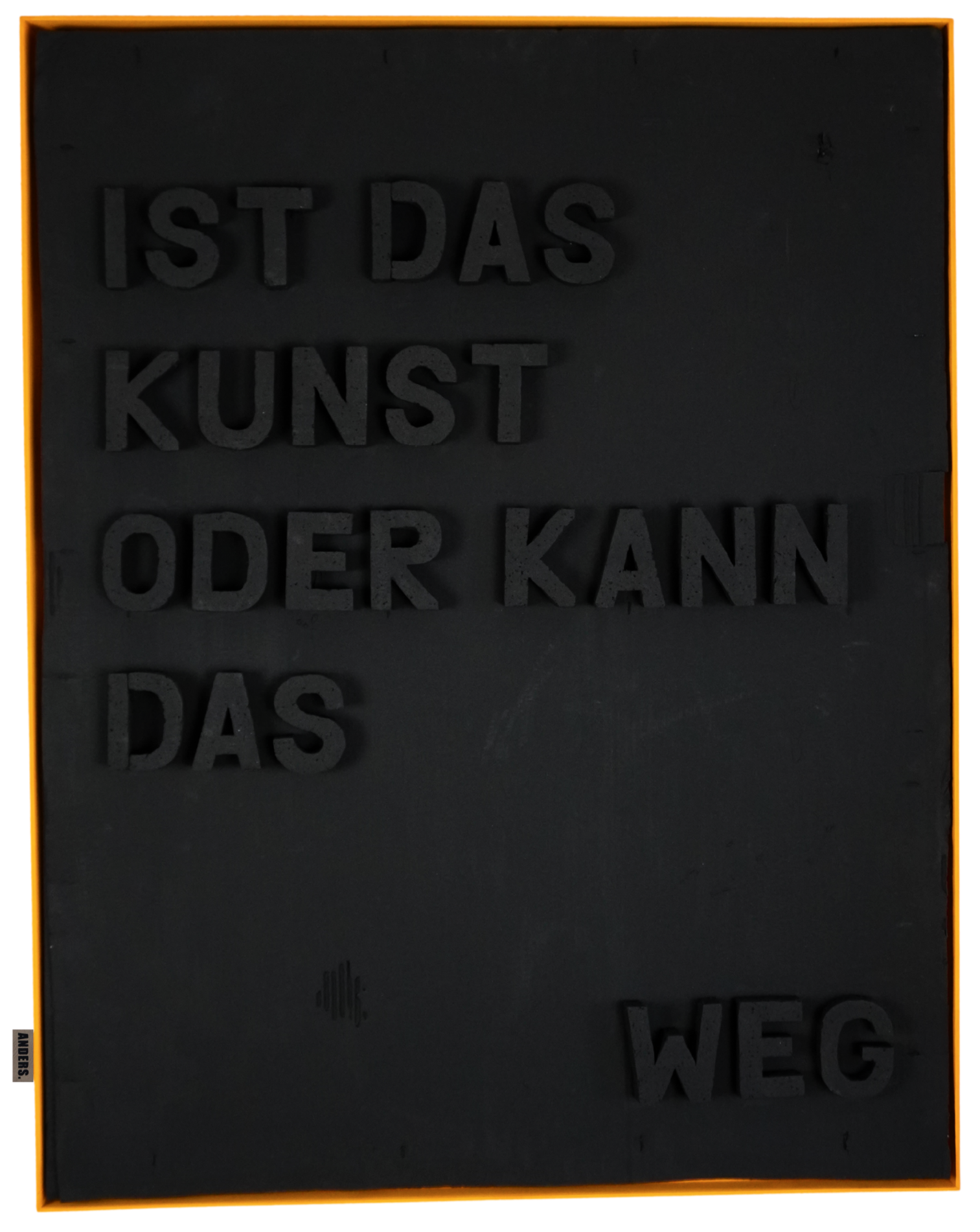 Schwarzes Kunstobjekt mit 3D Buchstaben in schwarz, die den Satz 'Ist das Kunst oder kann das weg' ergeben. Schattenfugenrahmen. UNIKAT