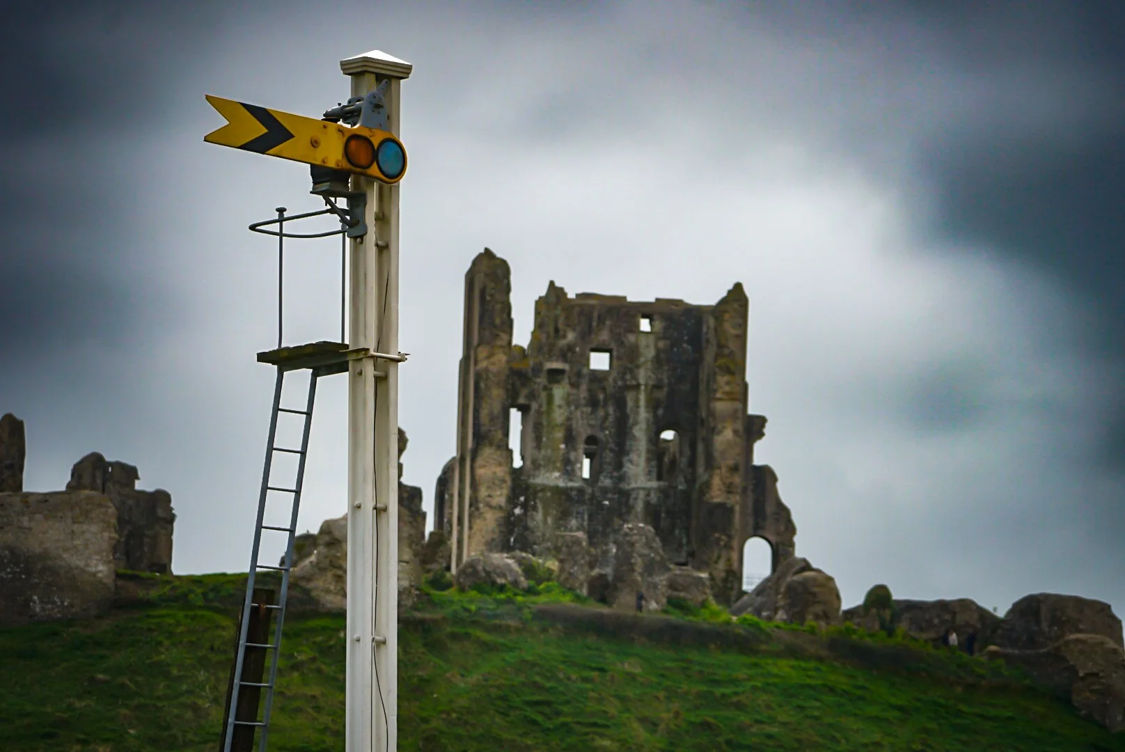 The railway and the ruin.jpg