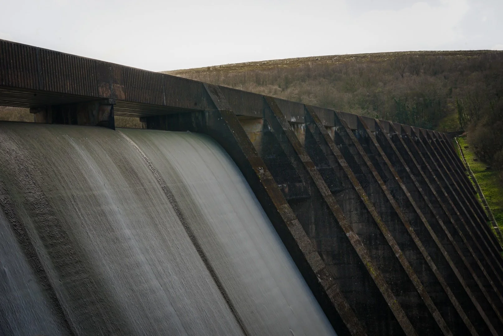 Falling light at the dam.jpg