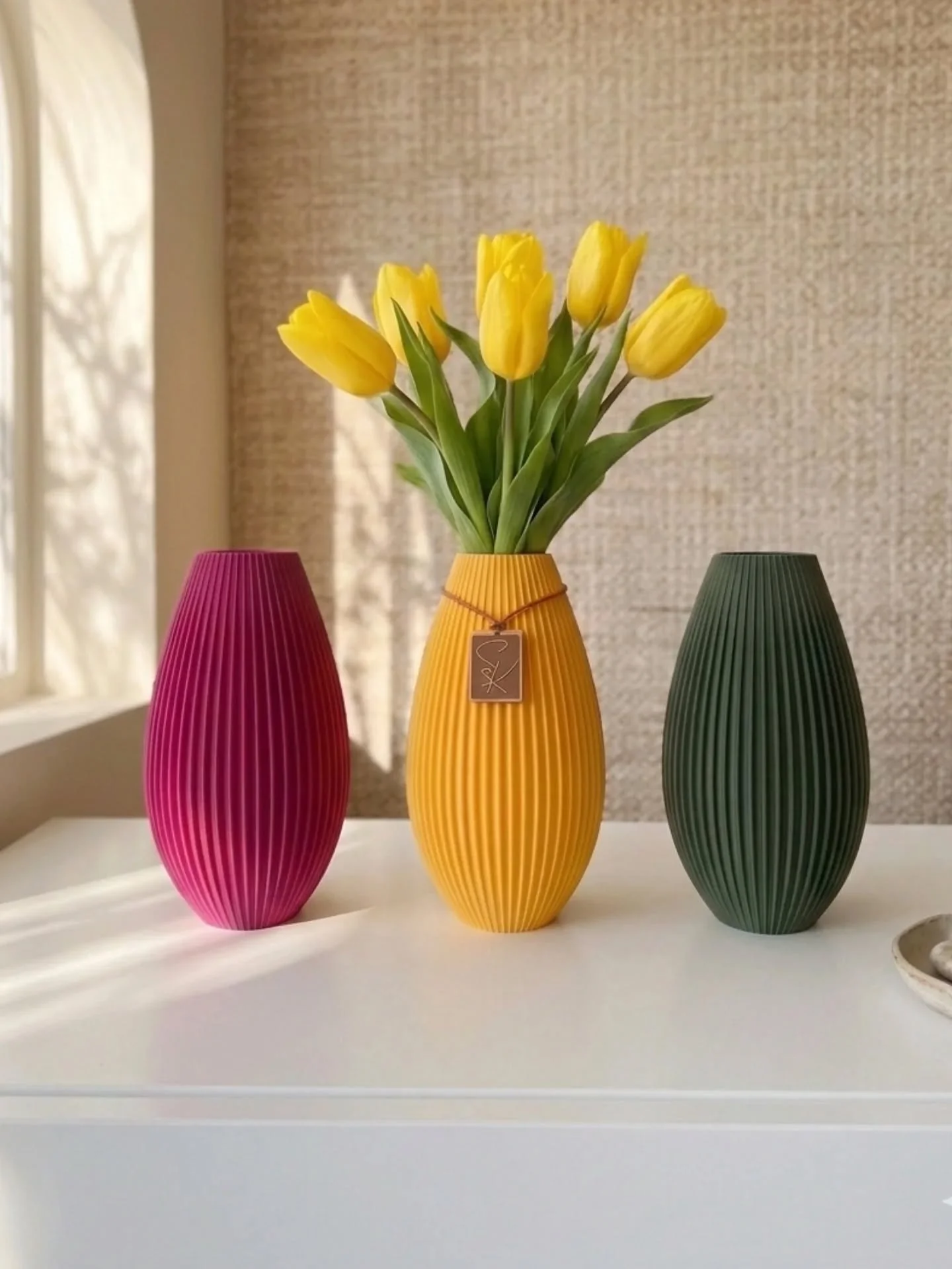✨ Verleihe deinem Zuhause einen Hauch von Eleganz mit unserer modern designten WAVE VASE.✨

Hergestellt mit einem 3D Drucker aus robustem und umweltfreundlichem PLA, besticht diese 20cm hohe Vase durch ihre organischen Riffeloberfl&auml;che.
Mit dem 