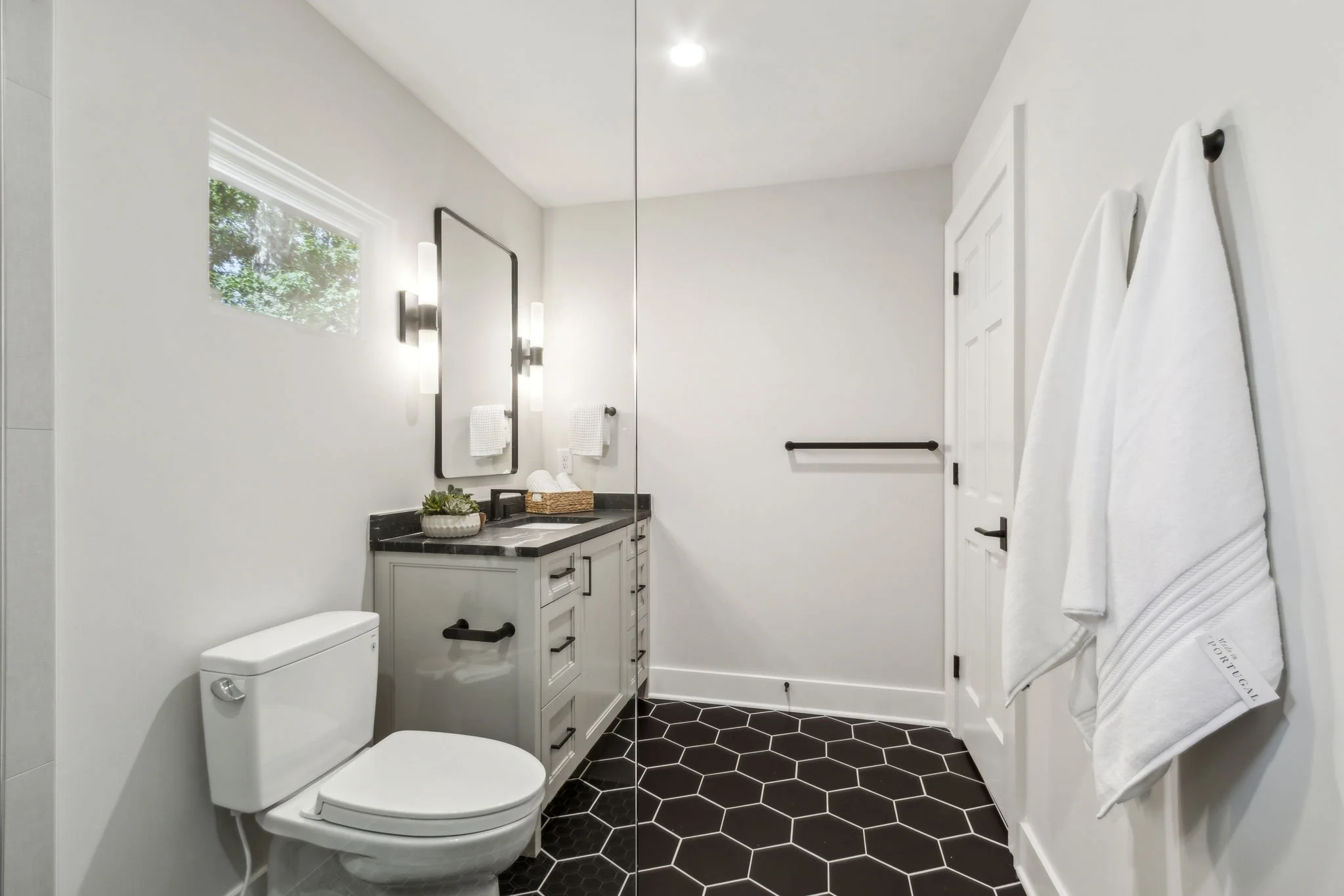 126-web-or-mls-4876 Newton Dr-75.jpg