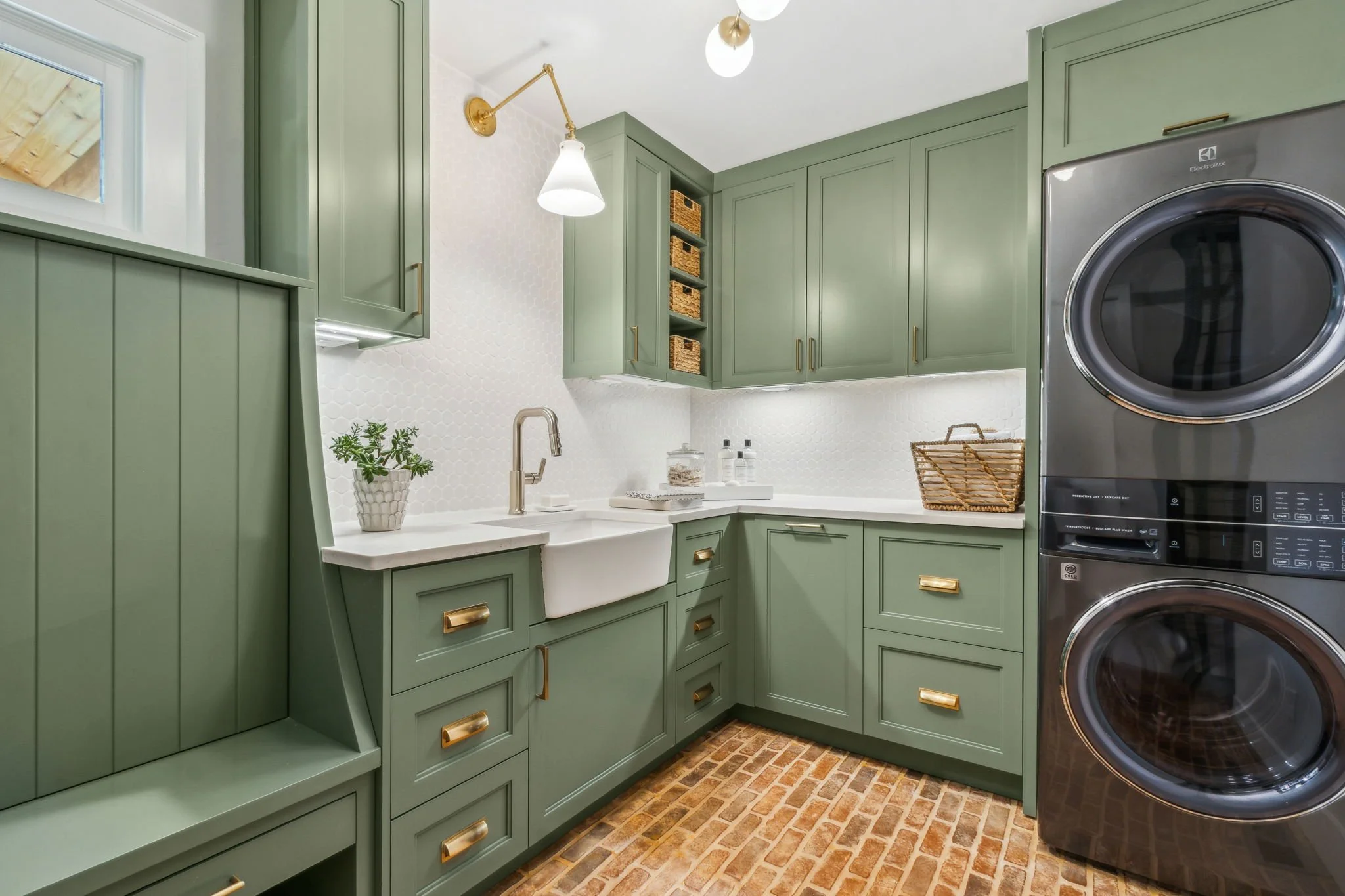 4-web-or-mls-4876 Newton Dr-4.jpg