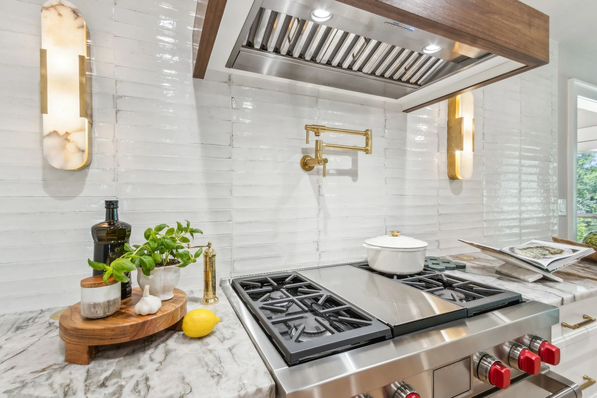 70-web-or-mls-4876 Newton Dr-19.jpg