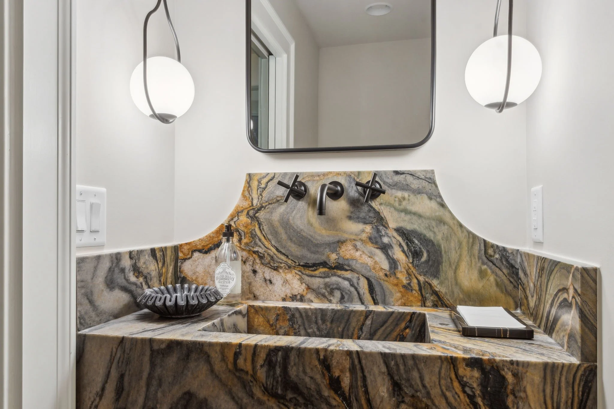 64-web-or-mls-4876 Newton Dr-13.jpg