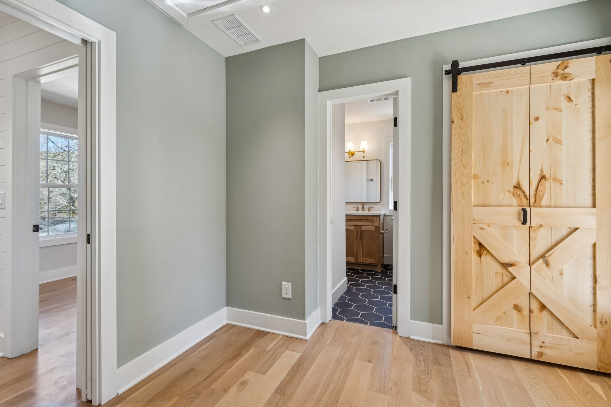 17-web-or-mls-1320 Harvard Rd-4.JPG