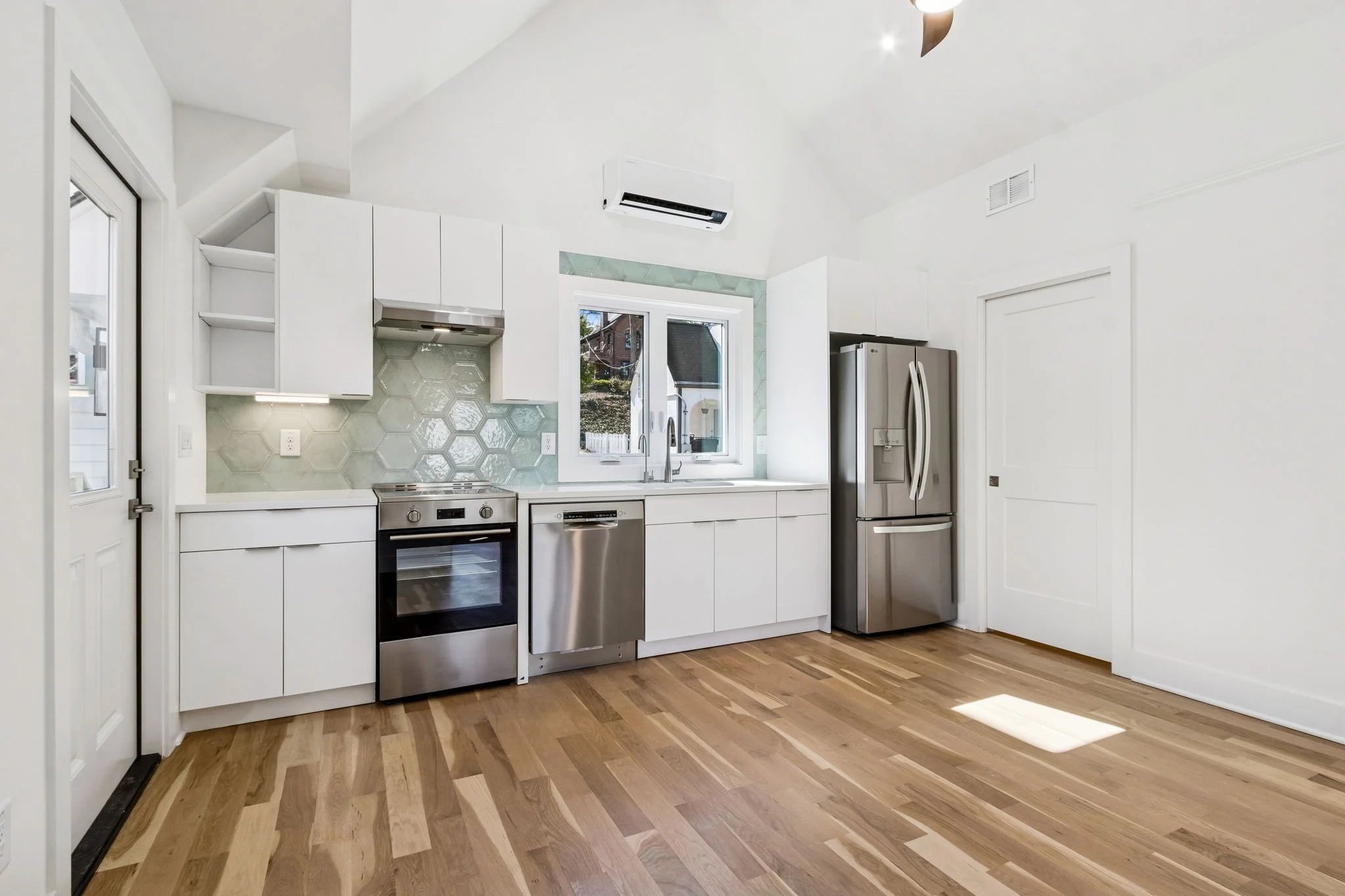 19-web-or-mls-127 Clarion Ave-19.JPG