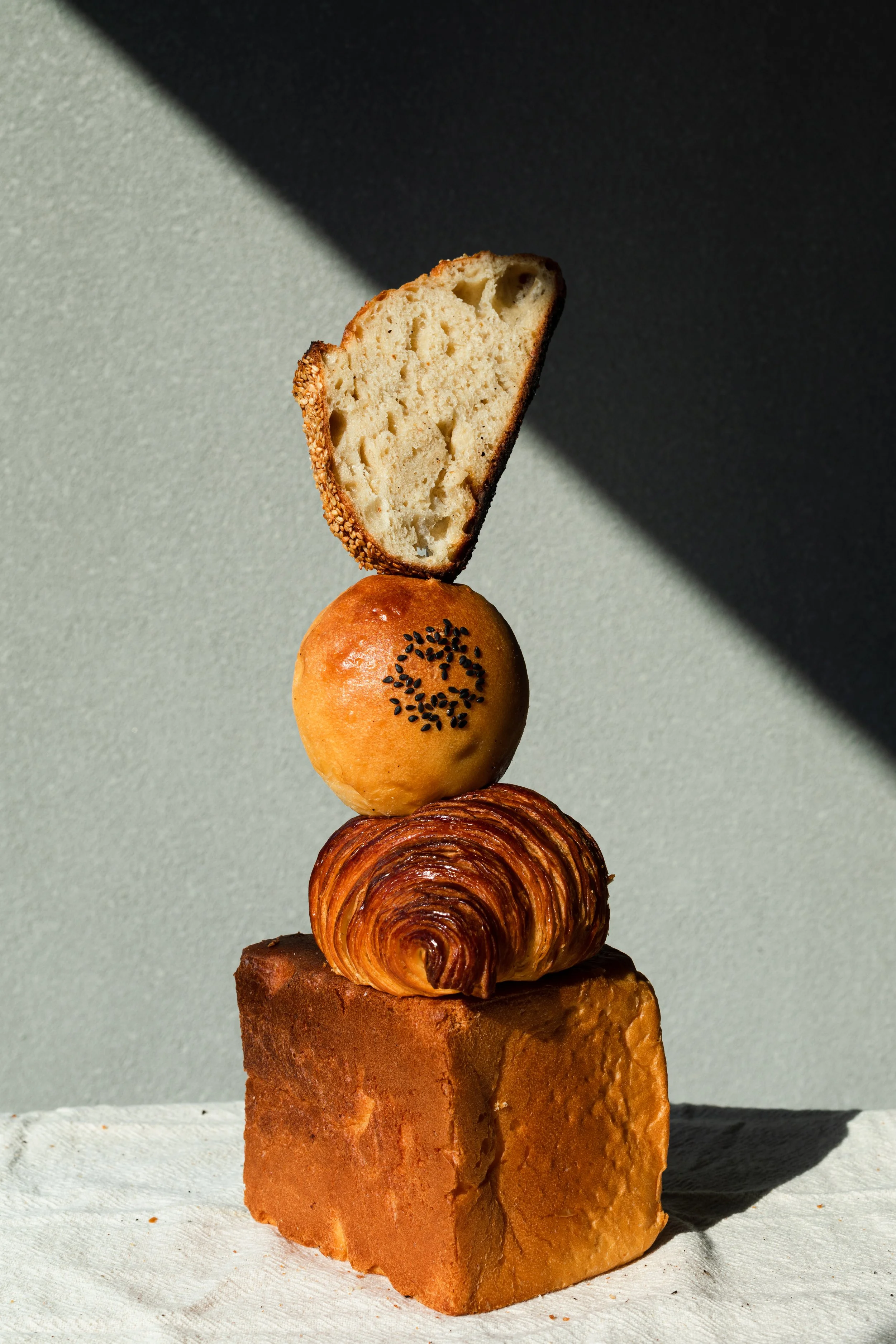 Mirá_shokupan, croissant, anpan e pão de missô gergelim_crédito Duda Gulman.jpg