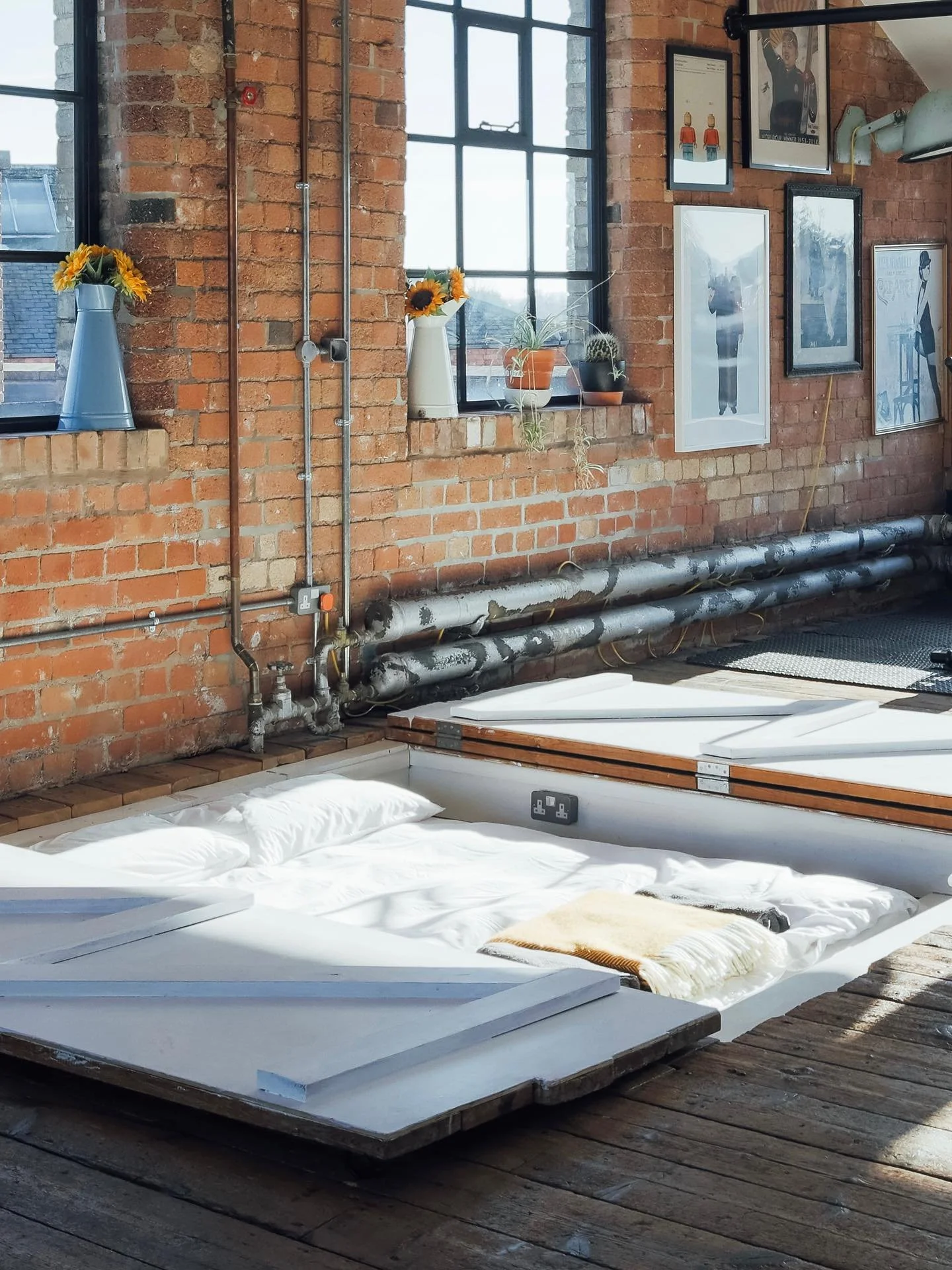 How do we fit so many beds? 👀 Part of the magic of Jason Works Loft is the gorgeous emperor suite bedroom, but hidden below the floorboards are tucked three additional double beds, creating the perfect day-to-night space 💭💭💭

#partylocation #even