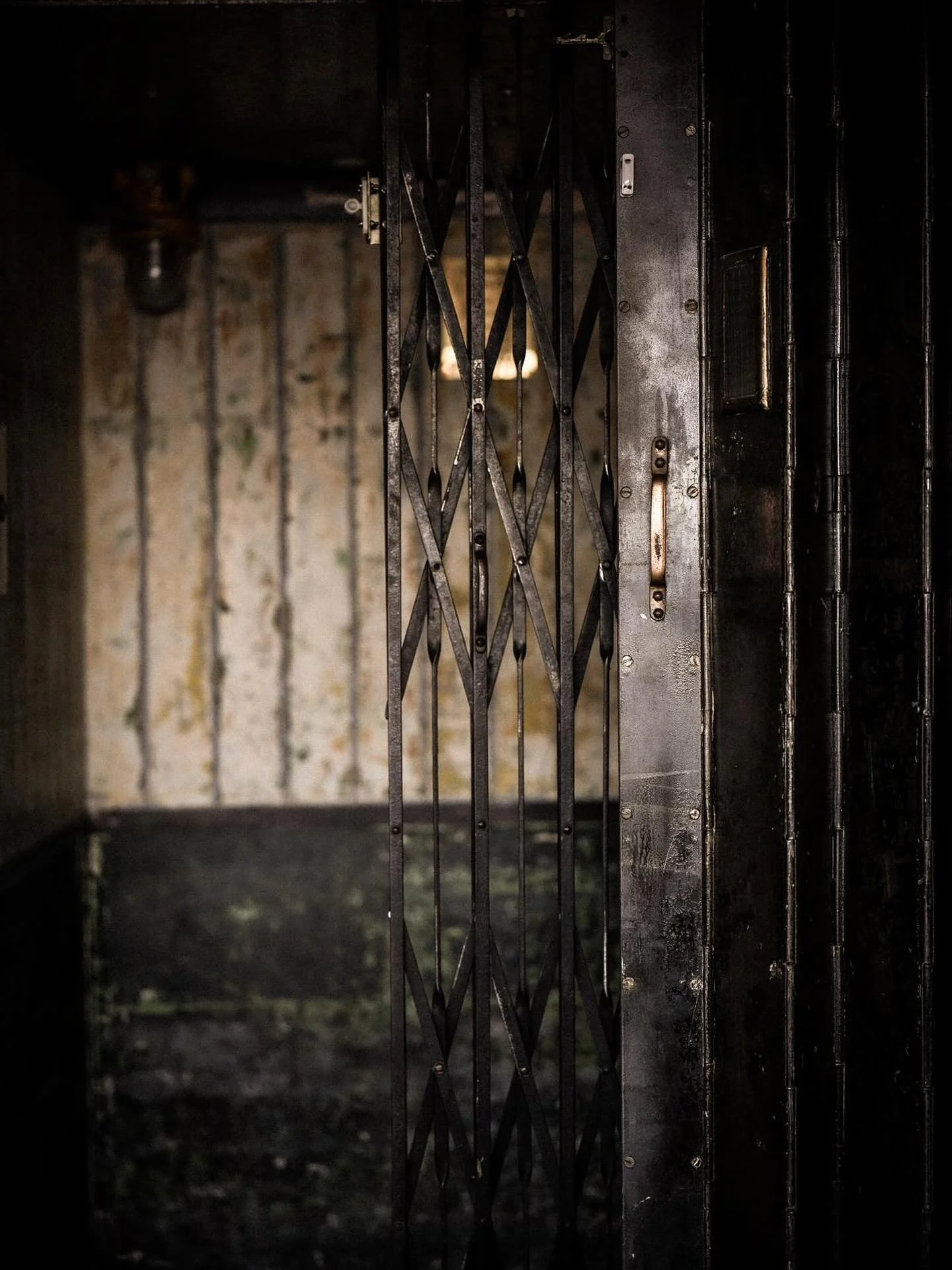 What a way to enter Jason Works - we love this original feature 🛗