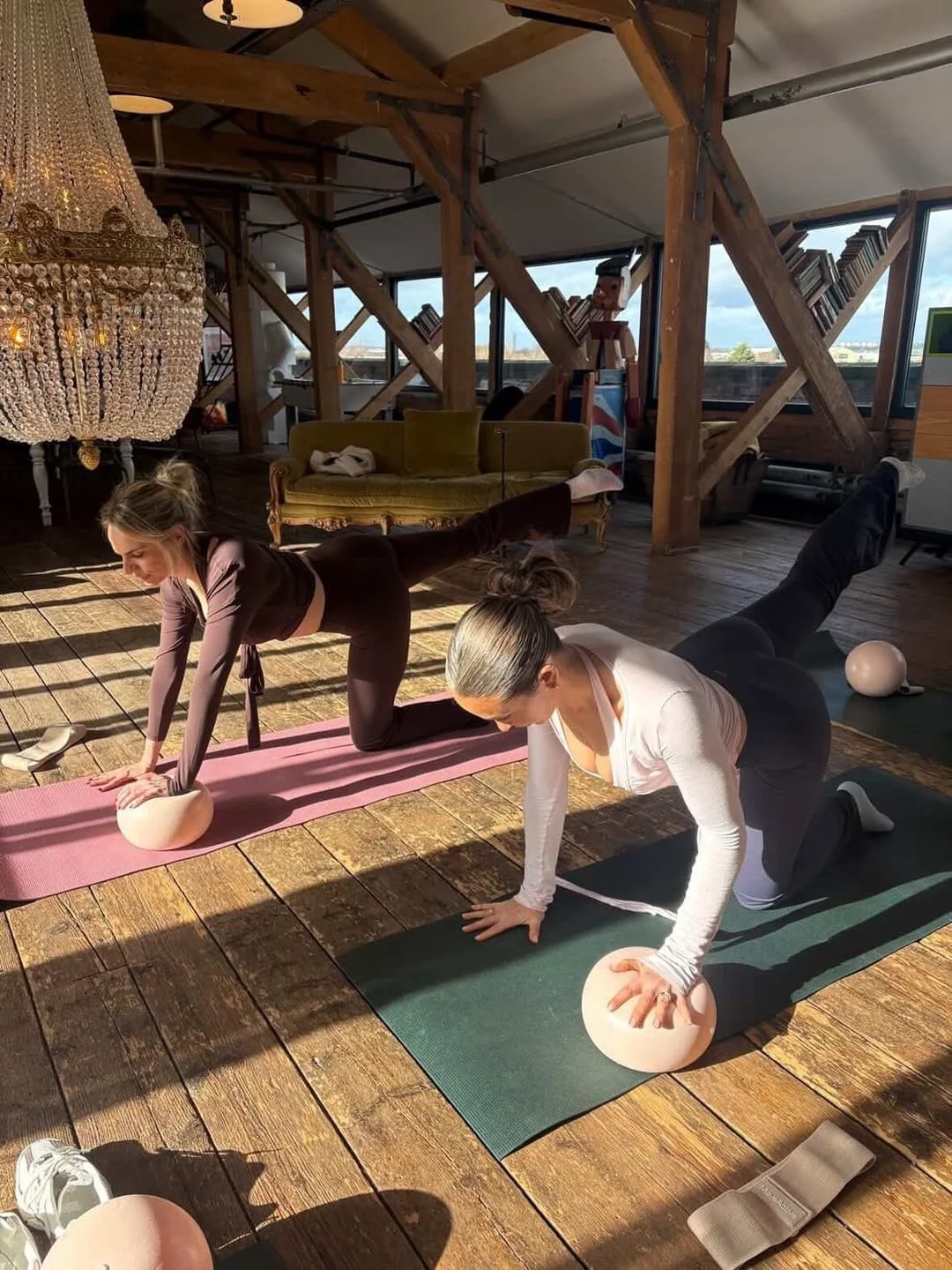 Planning a wellness event? 🧘&zwj;♀️We have the perfect space. With a huge open space for Pilates or classes, plus a private sauna and hot tub tucked out on the terrace, our secluded loft space is somewhere special. 

Recent event by @habitspa_skincl