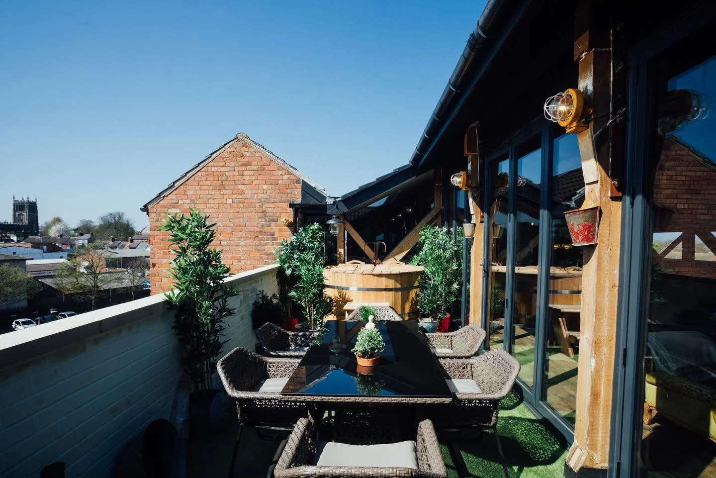 Everything you need on this roof terrace ✌️

Hot tub 
Dining 
Sauna 

Just add your mates 💫