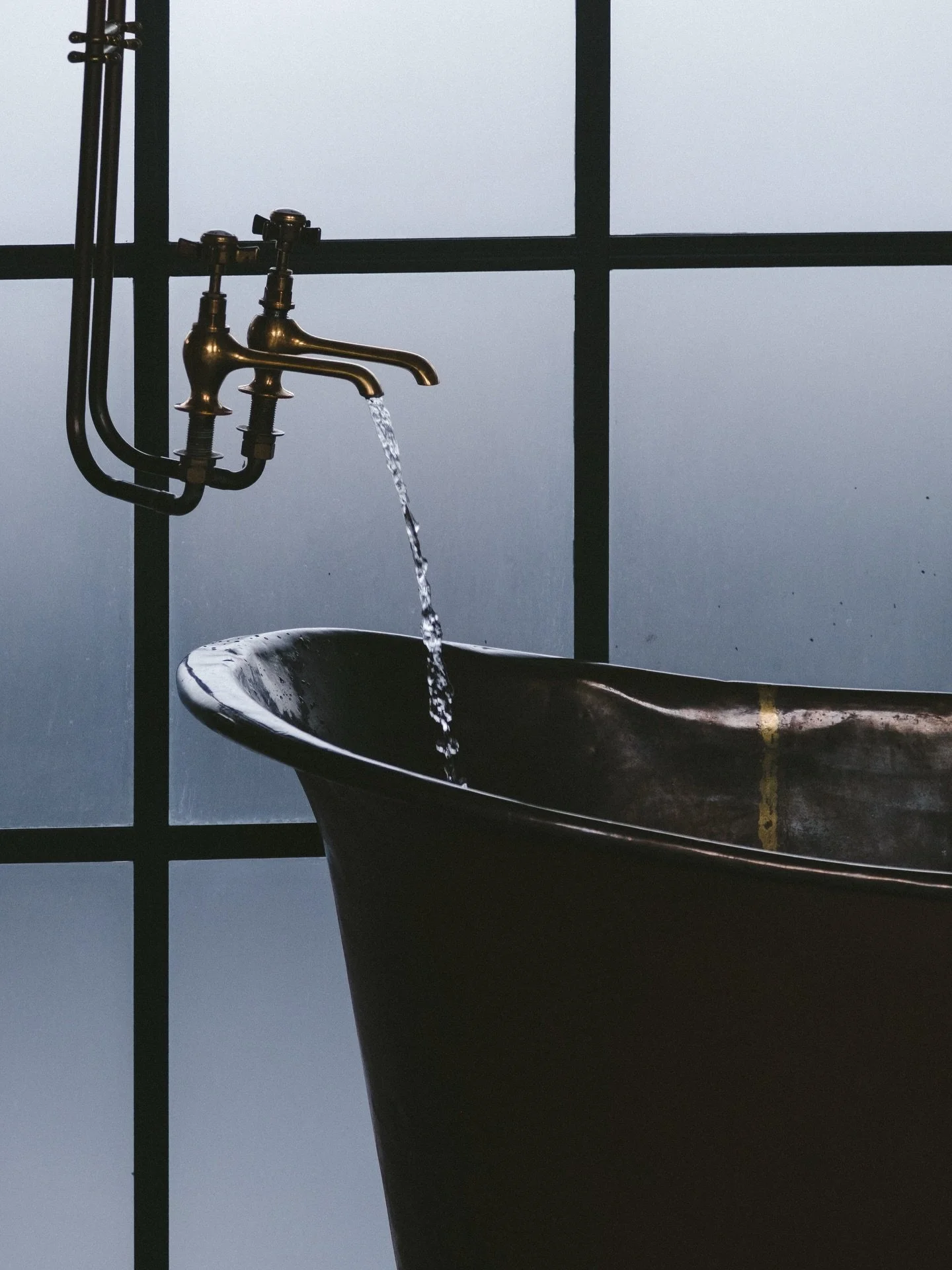 You + our big copper bath + 0 plans = what weekends should be. The best way to spend a long weekend. ♨️Snap up the last of our bank holiday dates.
