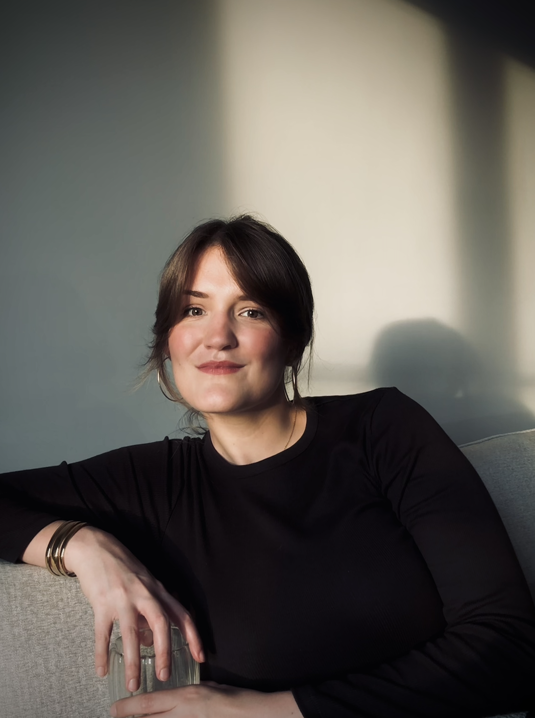 Portrait de Manon Roucher, fondatrice de Roucher Studio, spécialisée en stratégie digitale et design graphique.