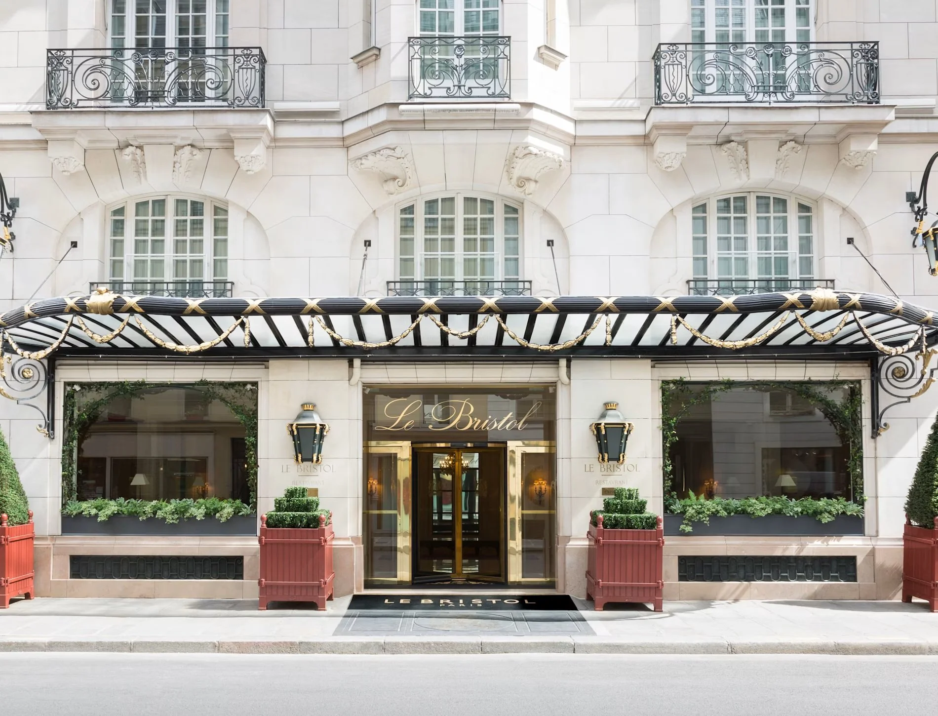 Le_Bristol_Paris_-_FaÃ_ade_hotel_-_Â__Claire_Cocano.jpg
