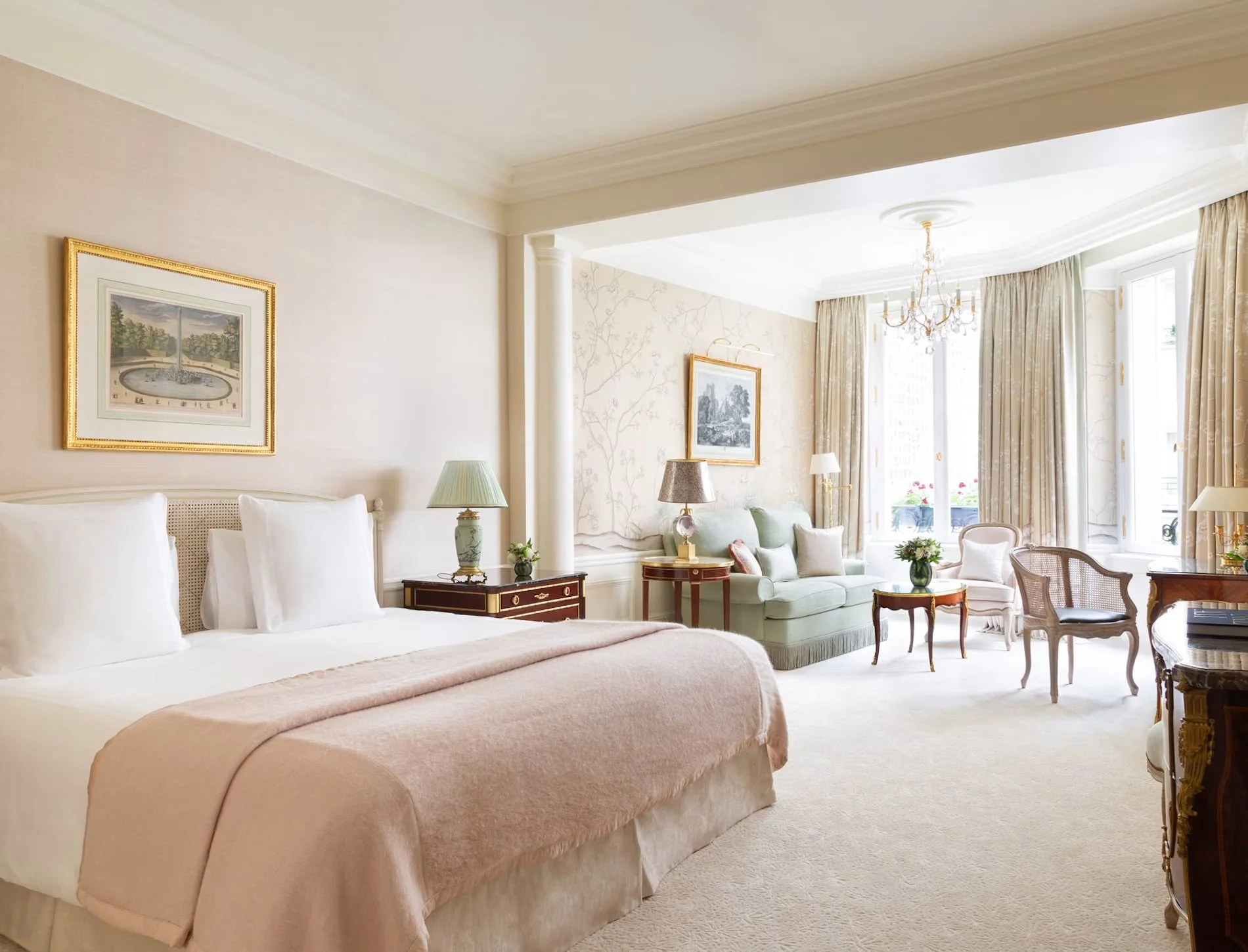 room-17IMPE-image-Le_Bristol_Paris___Suite_Imp_riale__250____Claire_Cocano__S.jpg