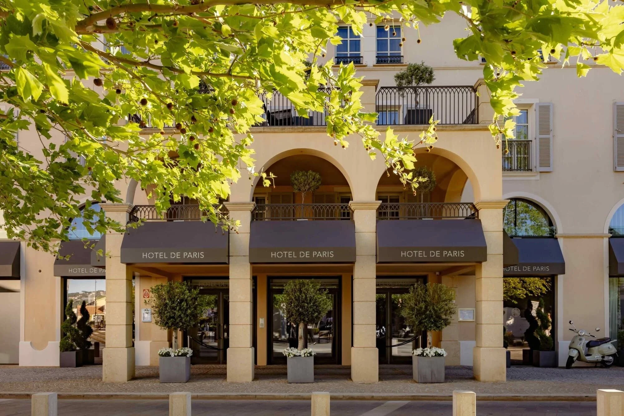 imgi_67_Hotel-de-Paris-Saint-Tropez-Exterieur-Credit-Auriane-Sanchez-1-scaled.jpg