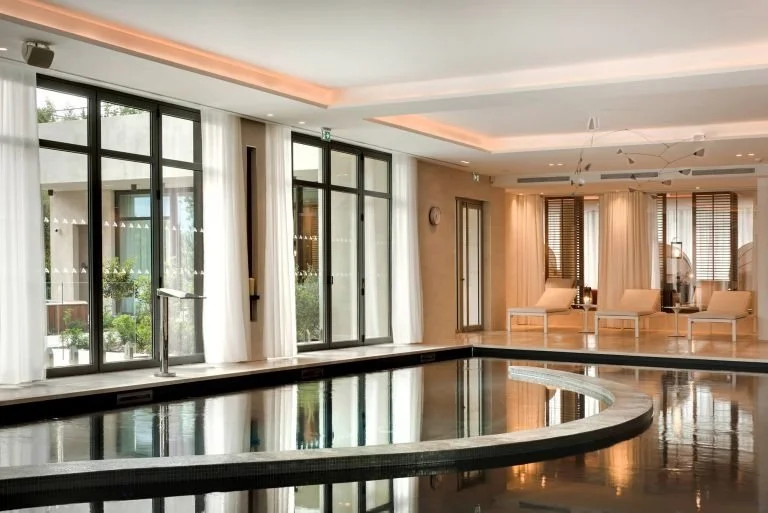imgi_10_piscine-interieure-domaine-du-mas-de-pierre-espace-spa-cote-dazur-768x513.jpg