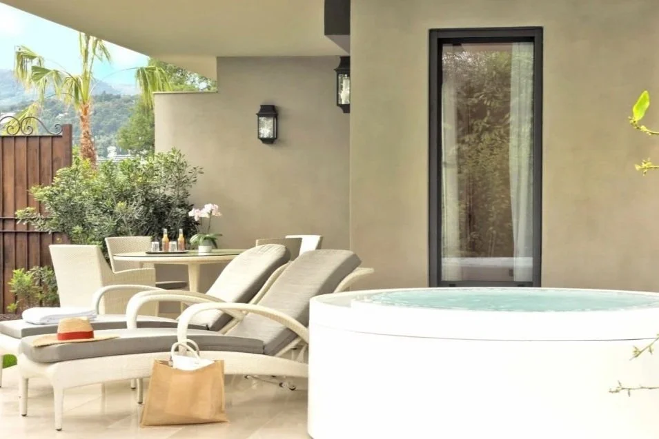 imgi_46_Suite-avec-jacuzzi-avec-vue-sur-saint-paul-de-vence-domaine-du-mas-de-pierre-1256x637.jpg