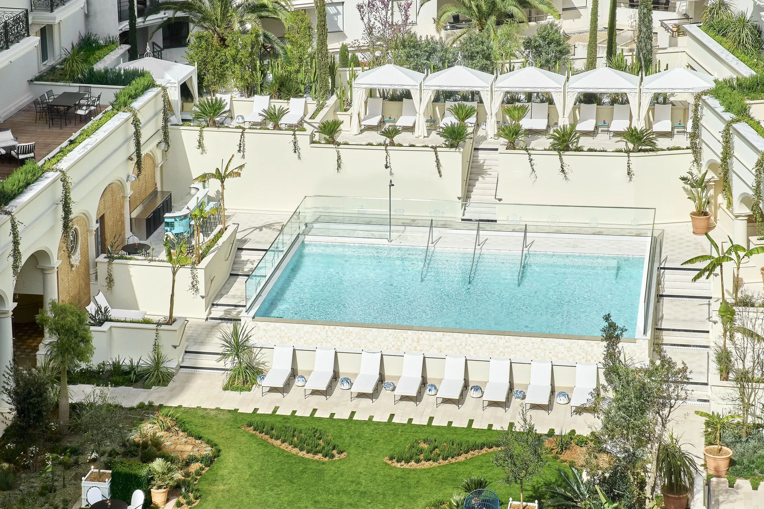 Infinity pool ©Carlton Cannes Richard Haughton.jpg