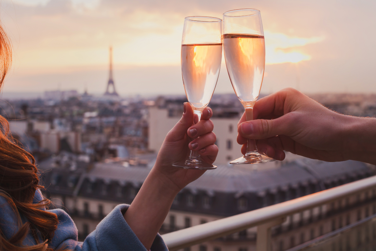 paris-couple-champagne-sunset-eiffel-tower.png