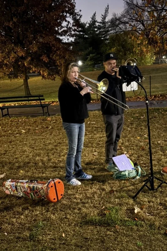 Musician and longtime Rella’s teacher Andrea Neumann guiding families in German lantern songs during the Laternenlauf.
