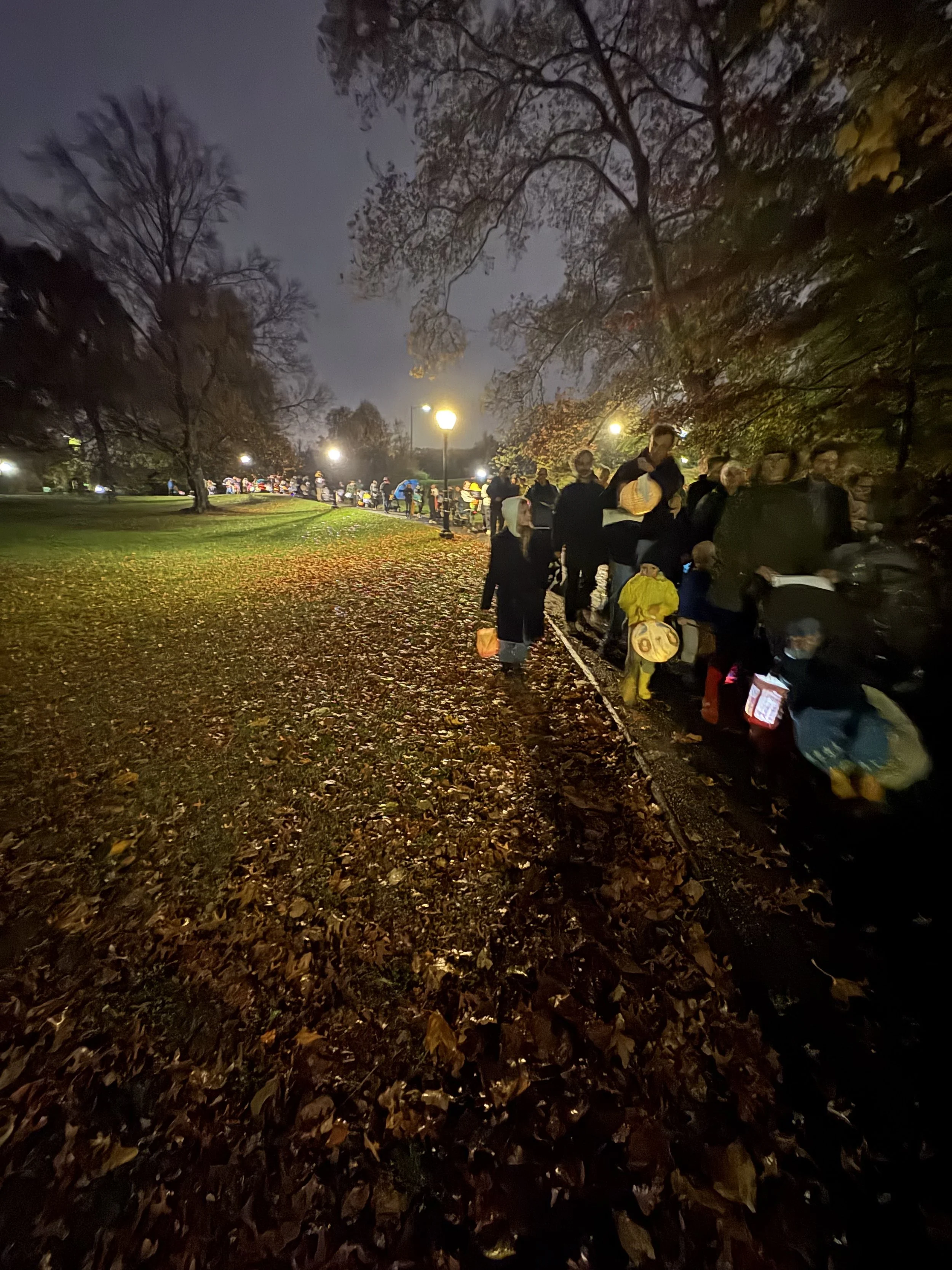 Families from Rella’s Spielhaus holding lanterns before the Laternenlauf, a German tradition celebrated in Central Park.