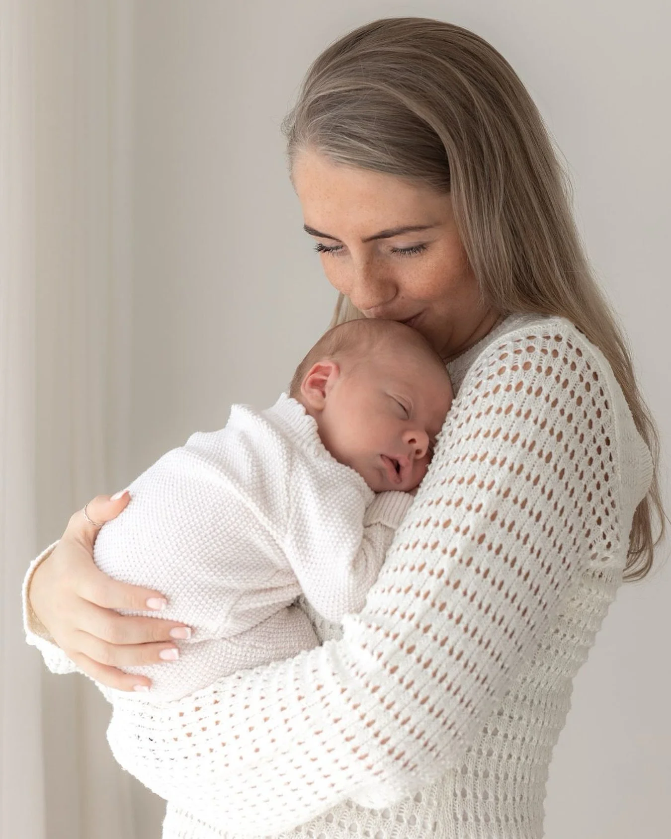 I don&rsquo;t know about you but 90% oh the photos I have with my little one in those early days I am in my pajamas and my hair is in some sort of blob on my head we call a bun. Taking time dedicated to being in the photos makes all the difference 🤍