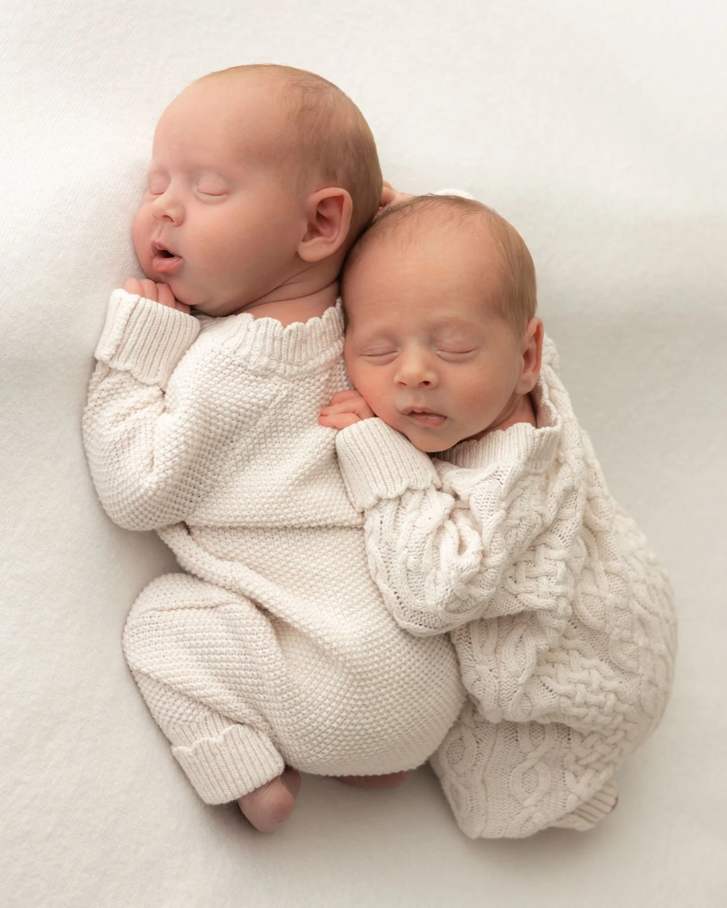 Last month I had the absolute pleasure of photographing my first set of twins, and I think we can all agree just how adorable they are 🤍✨ Congratulations @thetwinmama_ your little duo are absolute perfection.
