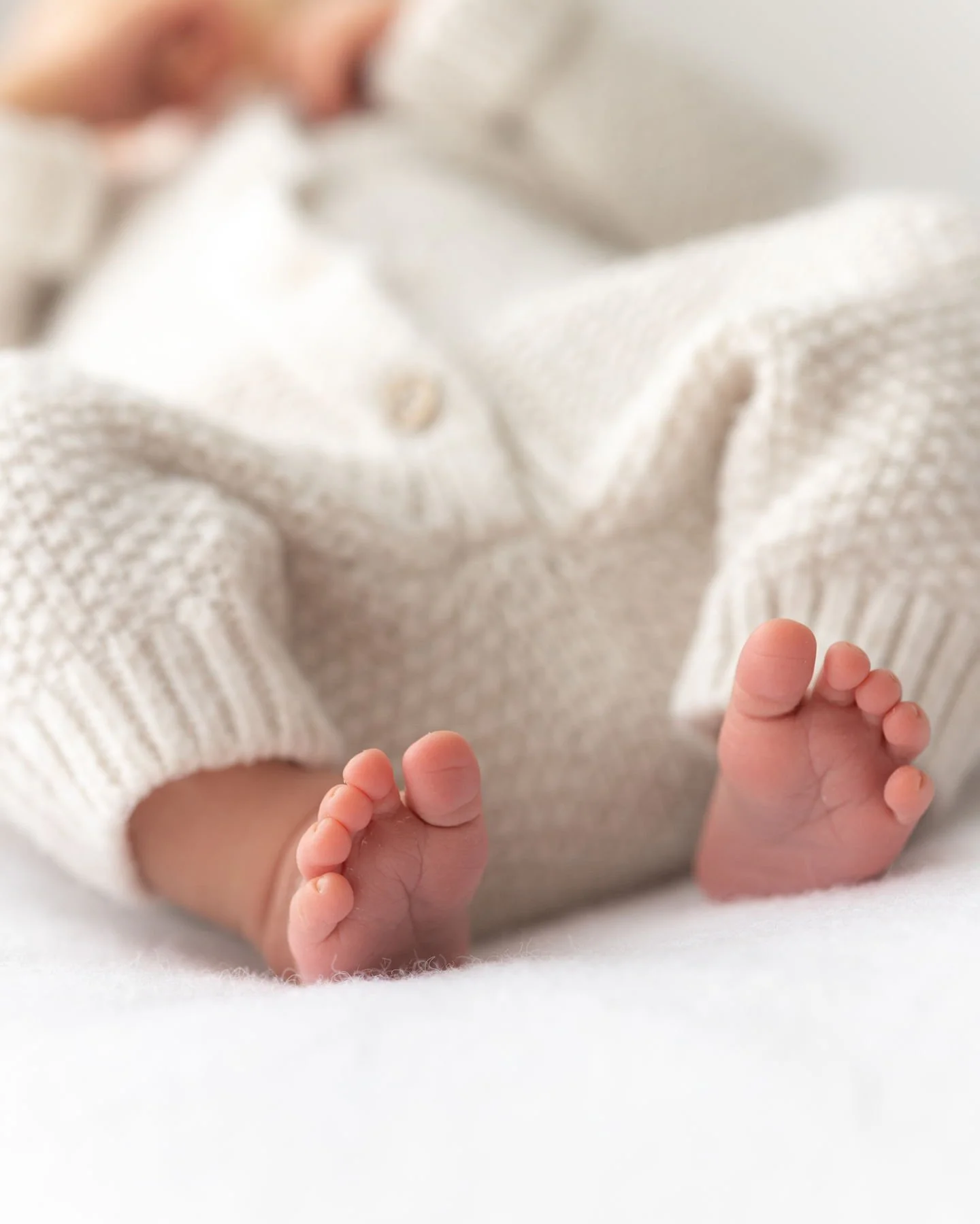 I&rsquo;m still not quite sure at what stage they stop becoming cute&hellip; but I think we can all agree tiny toes are one of those newborn details you never want to forget.
The flaky skin, the curled-up stretches, the way they fit perfectly in your