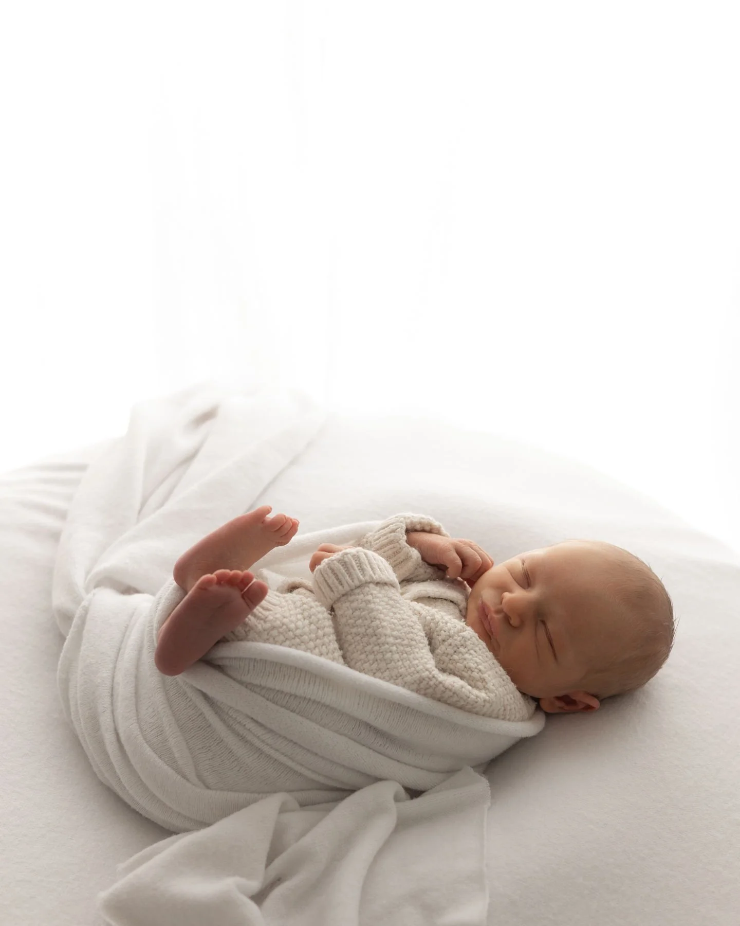 When is the best time for a newborn photoshoot?

Ideally, within the first 7&ndash;14 days after birth. During this time, babies tend to be sleepier and more naturally curled up, making it easier to achieve those beautiful, dreamy newborn images. 🤍
