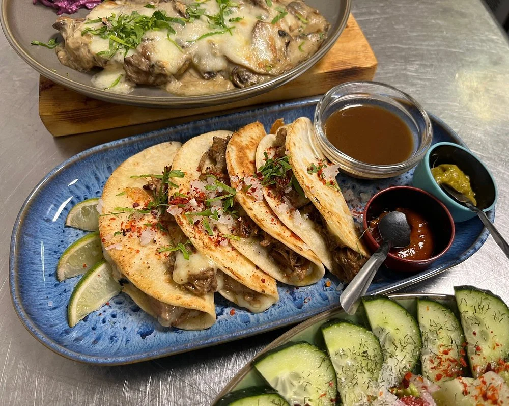 Tacos served on a blue plate in the Soñando restaurant in Pedreguer