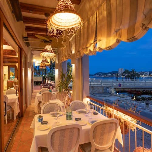 a night-time view of a table in Tosca restaurant in Jávea with the bay in the background