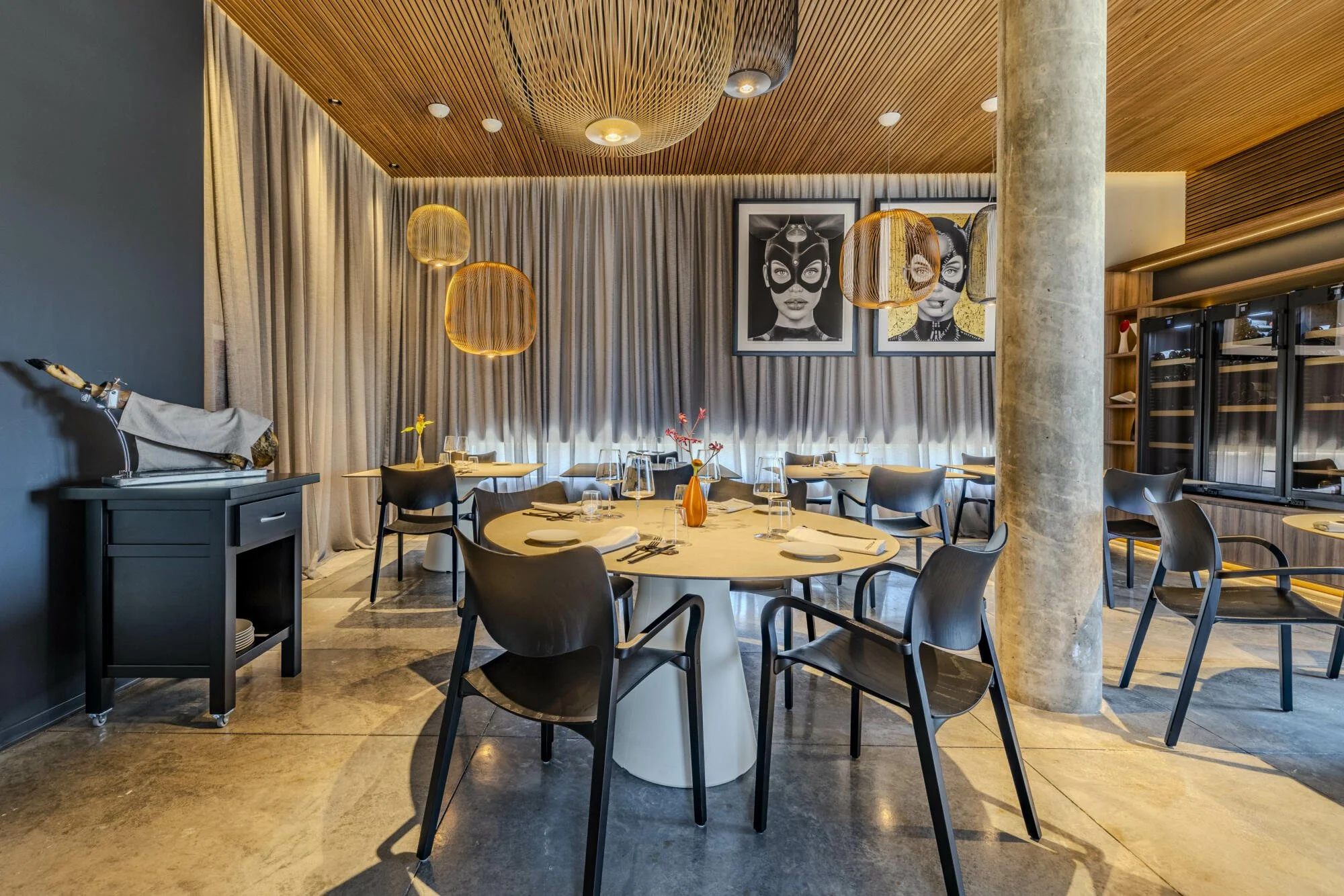 An elegant table in the middle of a dining room at Aticcook restaurant in Denia