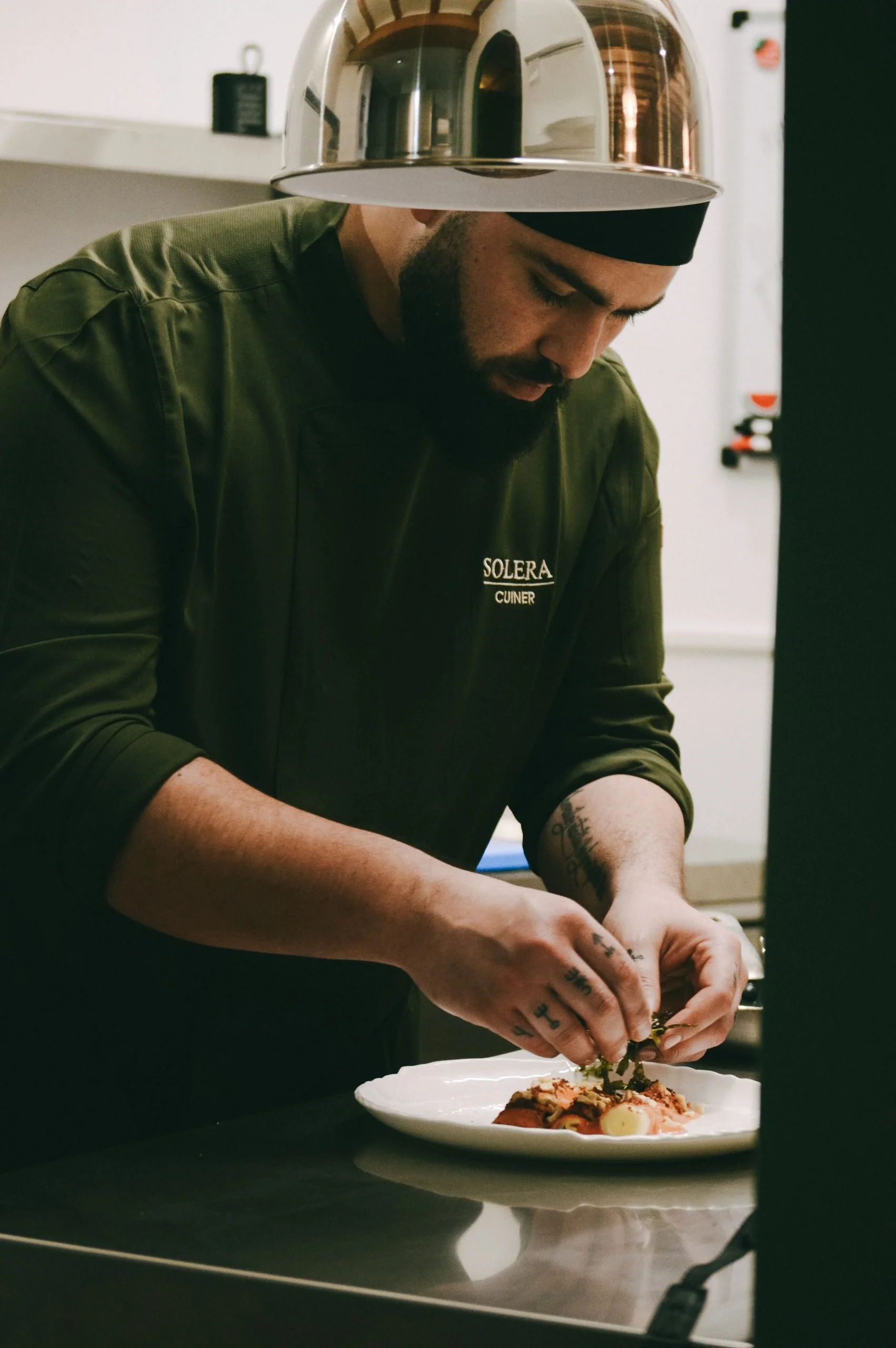A restaurant chef at Solera in Dénia decorating a plate