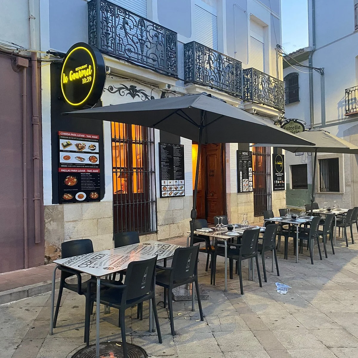 Tables on the outdoor terrace of Le Gourmet 10:39 in Pedreguer