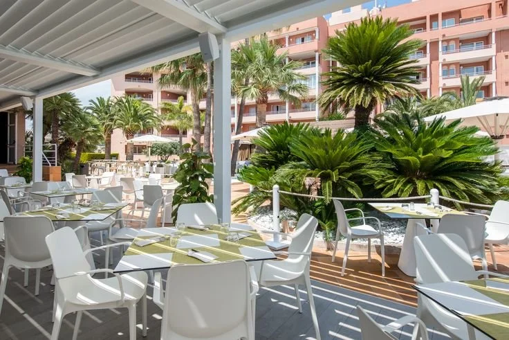 Restaurant tables at La Pérgola restaurant at Oliva Nova Hotel