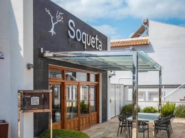 The entrance to restaurant Soqueta in Oliva 