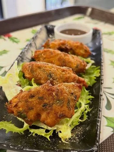 Fried indian food served on a plate at Tiffin restaurant in Dénia