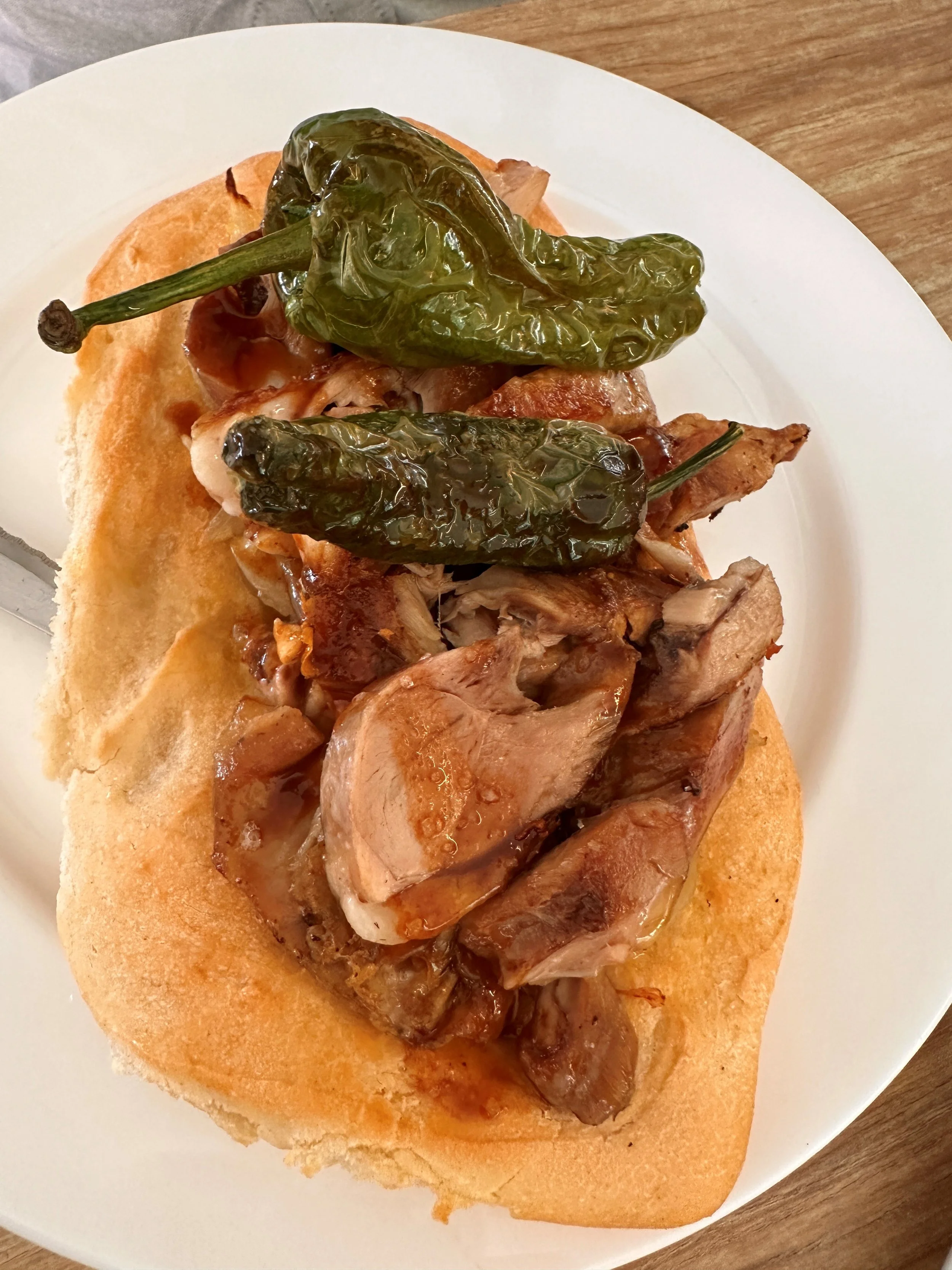 Meat and green chili mounted on bread at Restaurant Un Cuiner a la Escoleta de Sagra