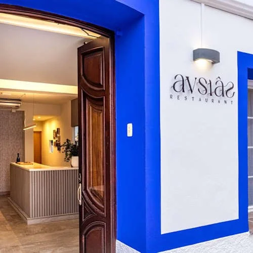 The blue-color framed entrance door to Ausiàs restaurant in Pedreguer