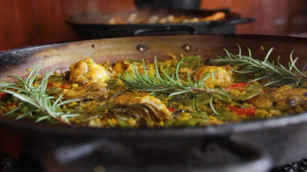 Side-view of a paella pan at Arros I Més restaurant in Jávea