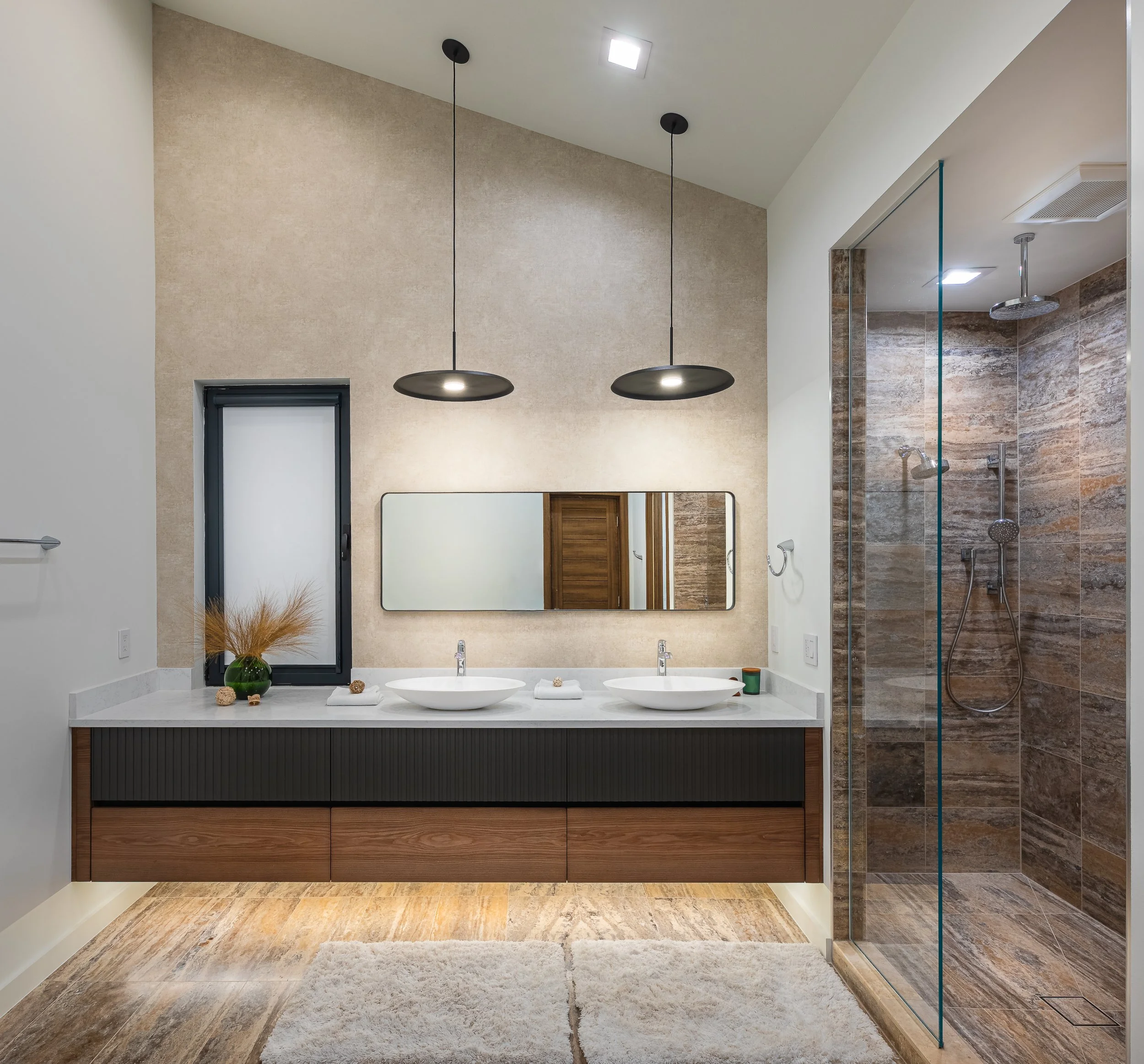 austin-luxury-airbnb-modern-shover-room-hotel-resort-style