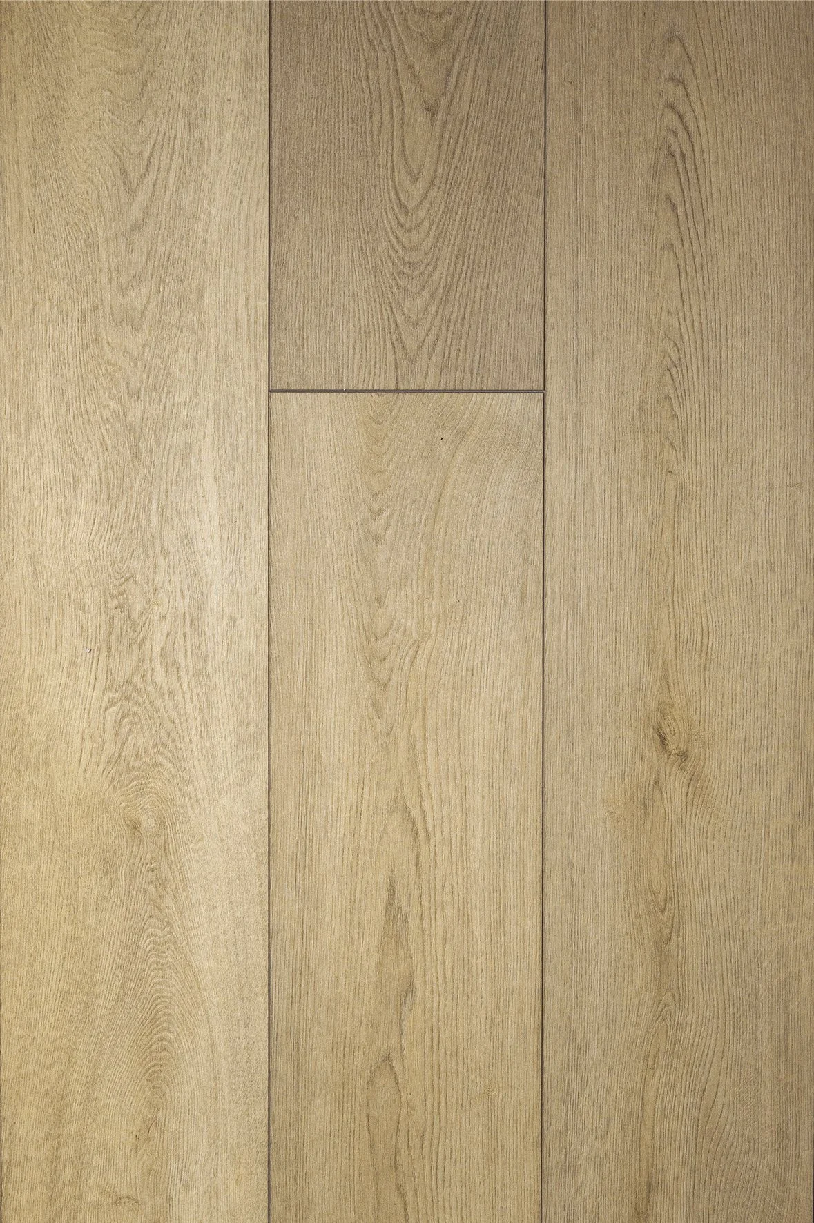 Superficie de madera clara con vetas y tablas alineadas verticalmente.