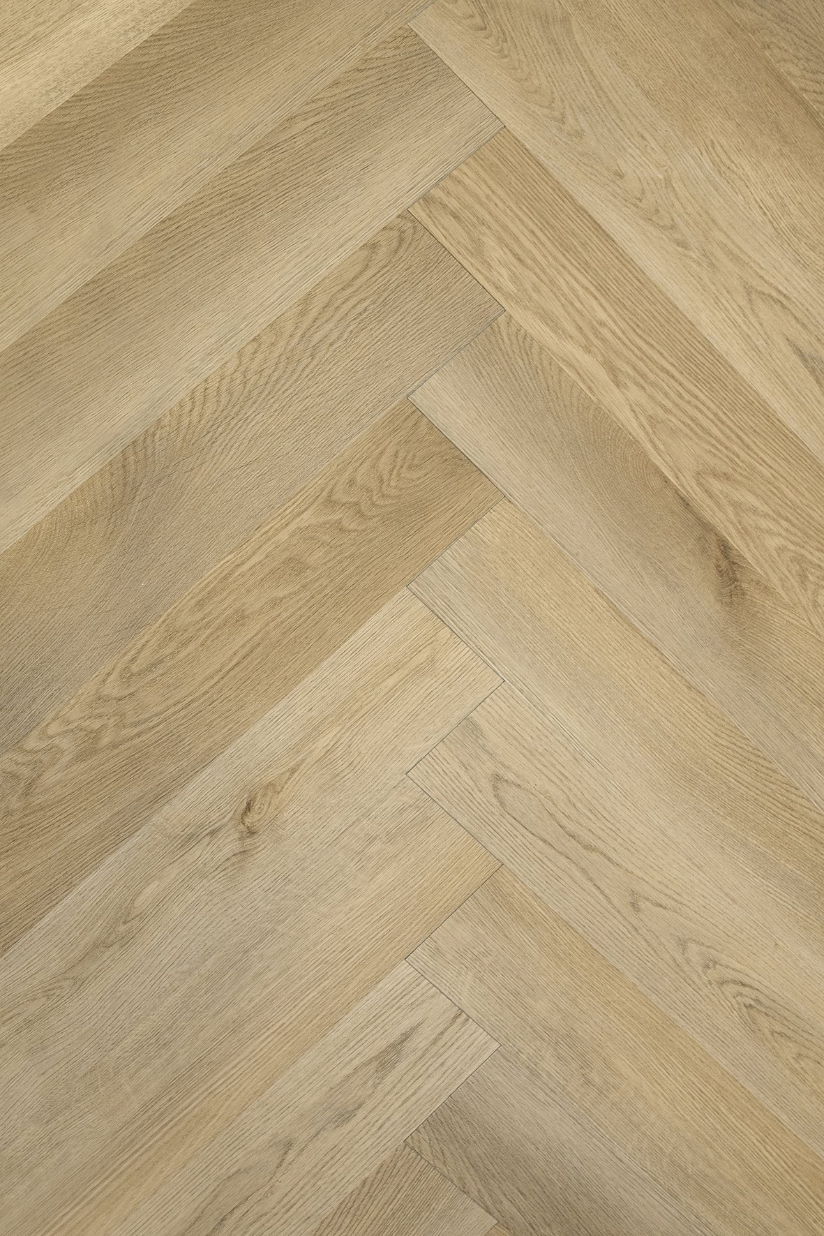 Piso de madera en patrón en espiga.
