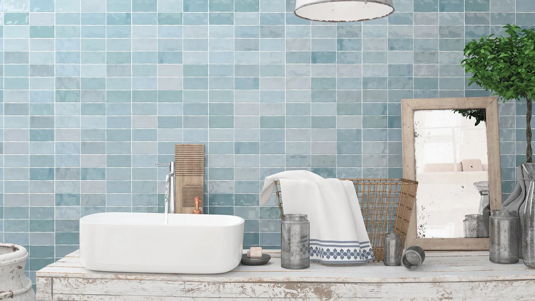 Decoración de baño con pared de azulejos azul claro, fregadero blanco, espejo de madera, plantas y objetos decorativos de estilo rústico.