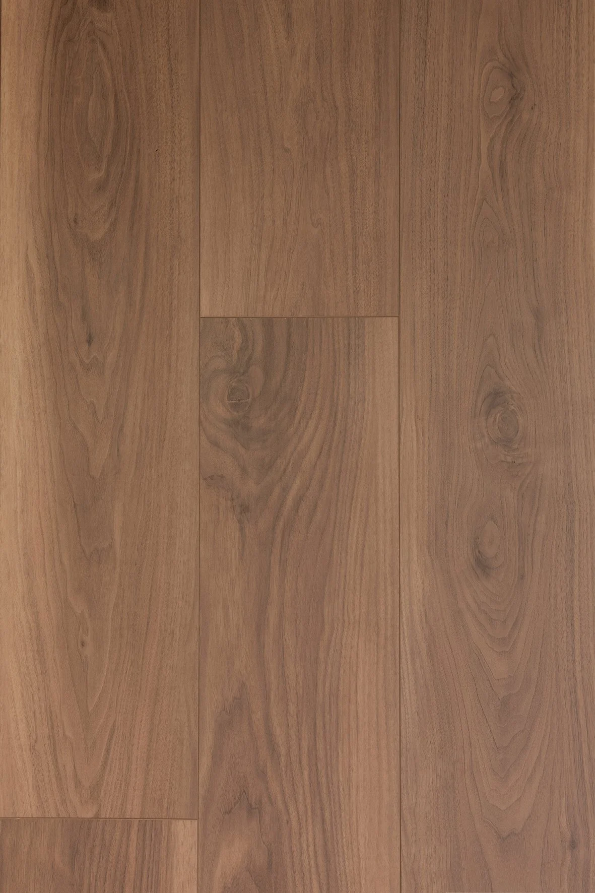 Piso de madera de color marrón claro con vetas y nudos visibles.