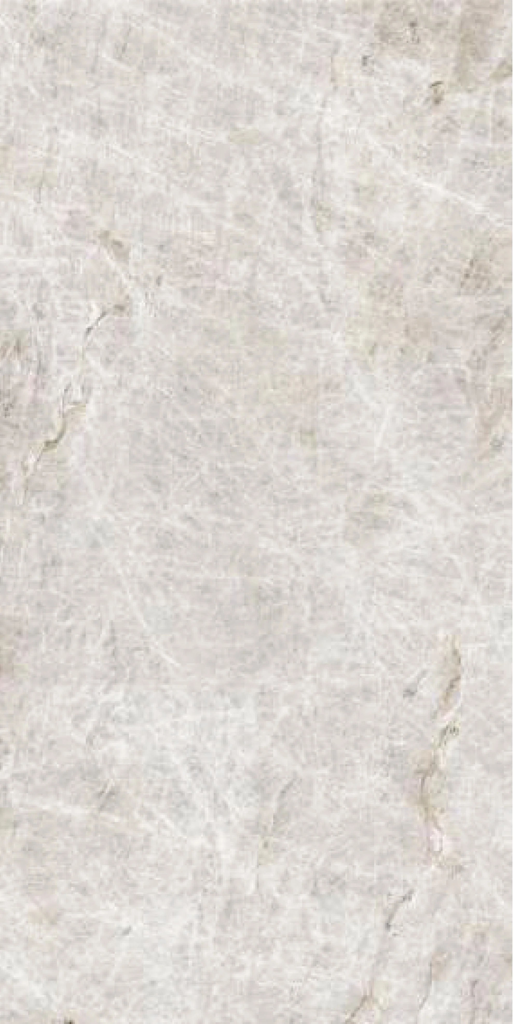 Superficie de mármol beige con vetas sutiles, textura lisa y aspecto pulido.